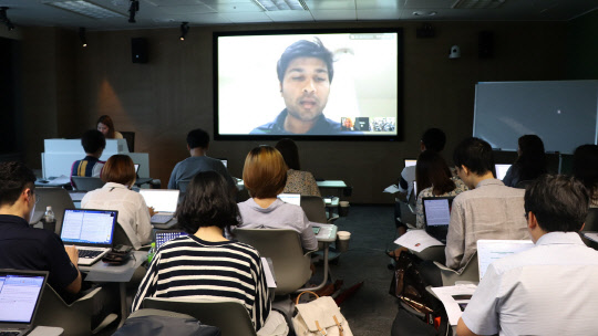 28일 구글코리아에서 진행된 '구글 AI 포럼'에서 바이렌 자인(Viren Jain) 구글 리서치 사이언티스트가 연결체학에 대해 설명하고 있다.  구글코리아 제공